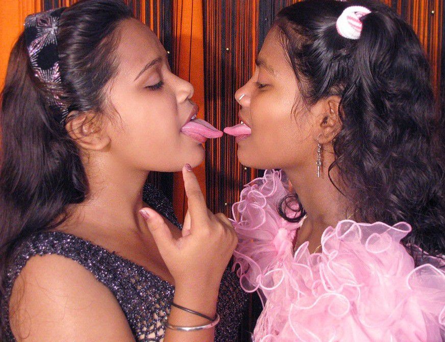 Lesbian Kissing Shemale - Images: Desi lesbian behano ki hot...