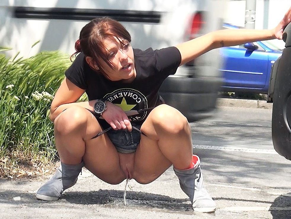 Teens Pee On The Street And In Public Amateur Voyeur Photo 1